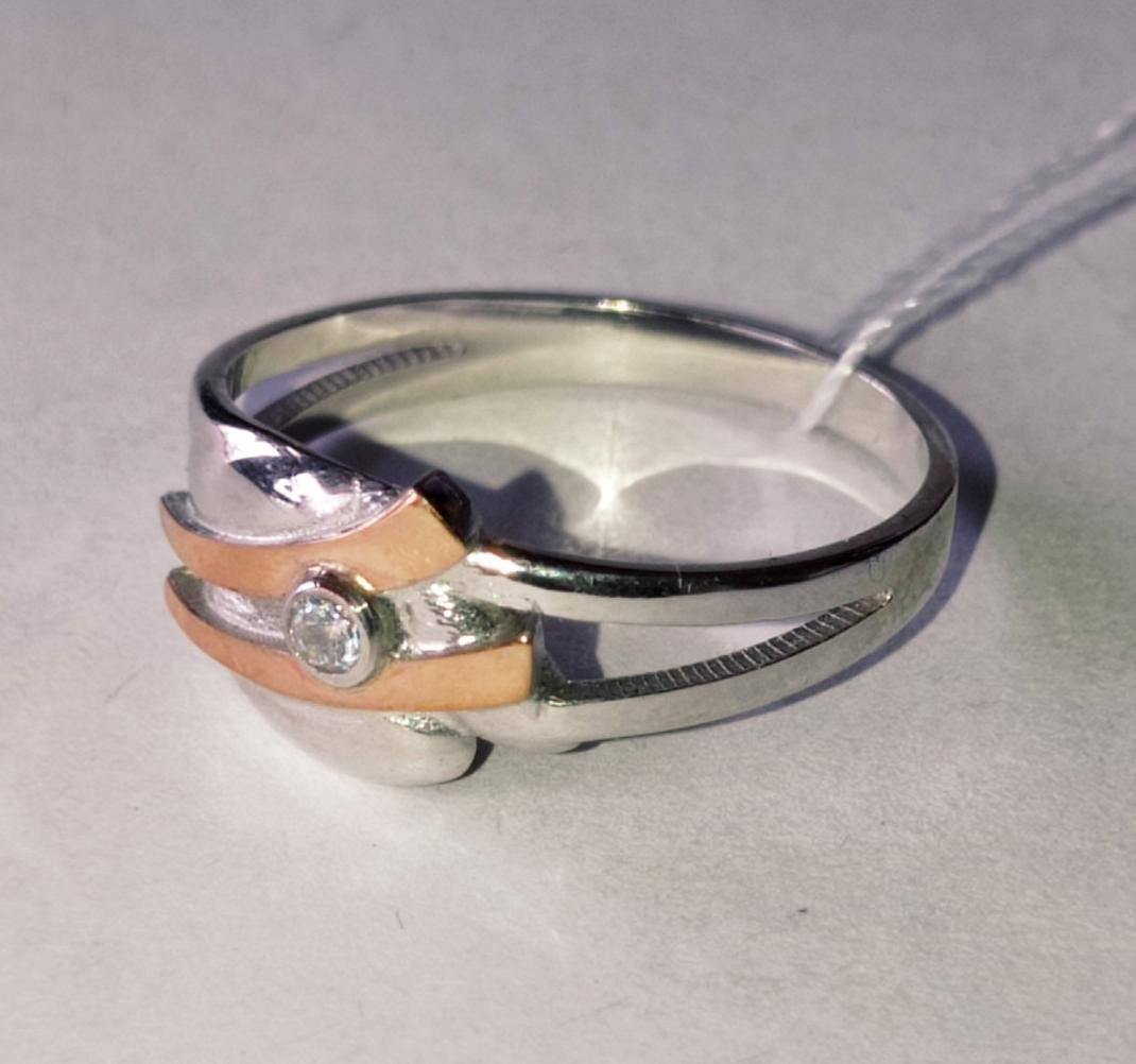 Серебряное кольцо с золотой вставкой и цирконием (16555872) 1