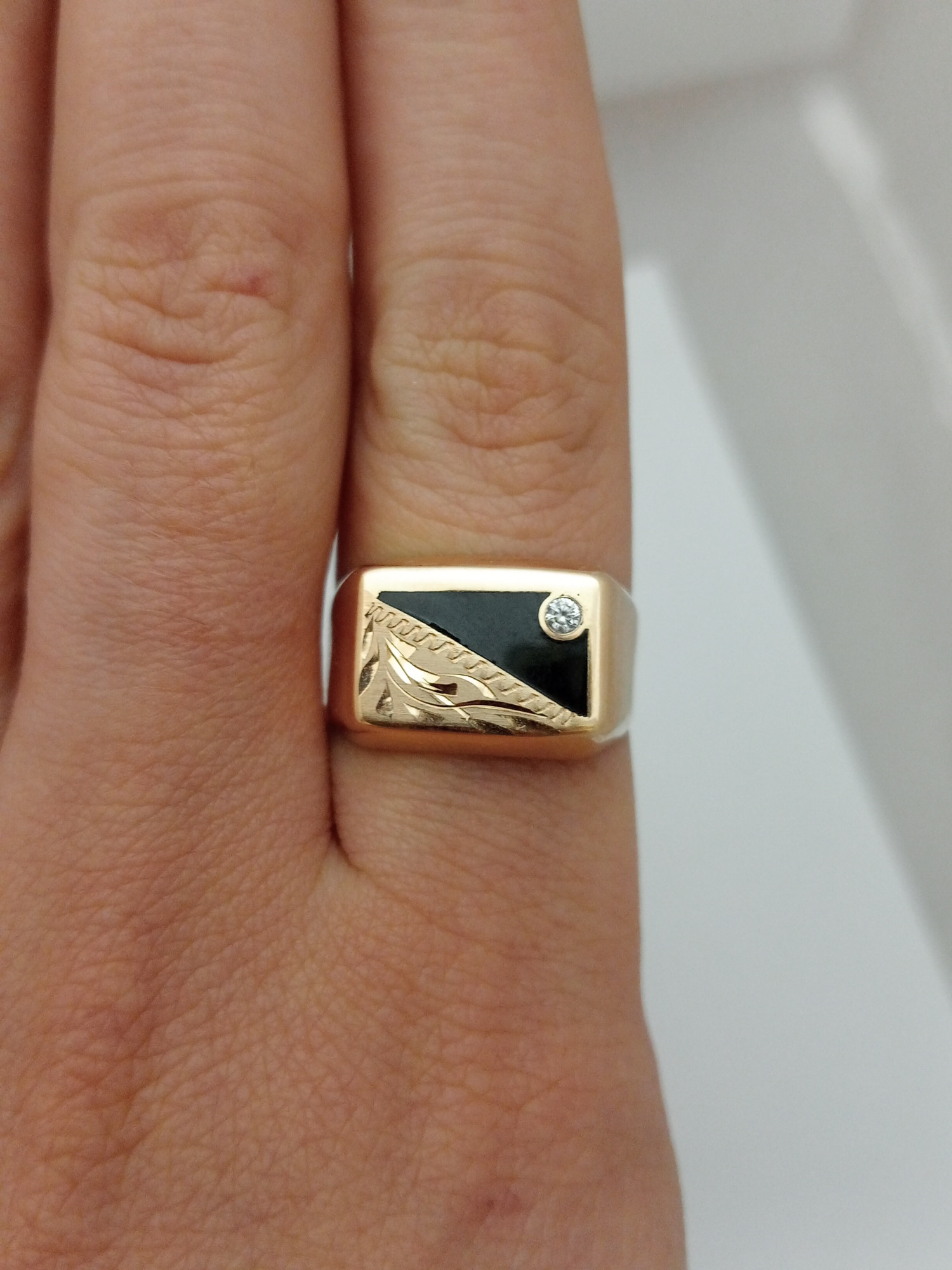 Перстень из красного золота с ониксом и цирконием (33108854) 4