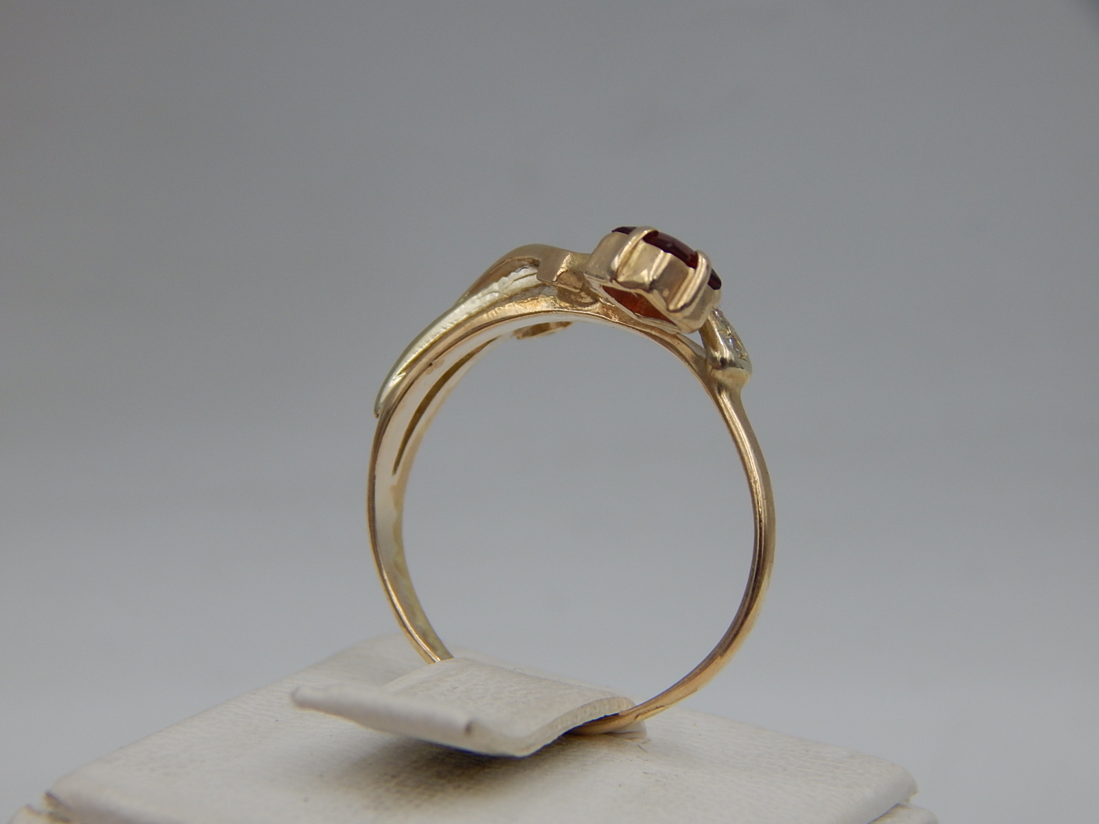 Кольцо из красного и белого золота с цирконием (30529443) 2