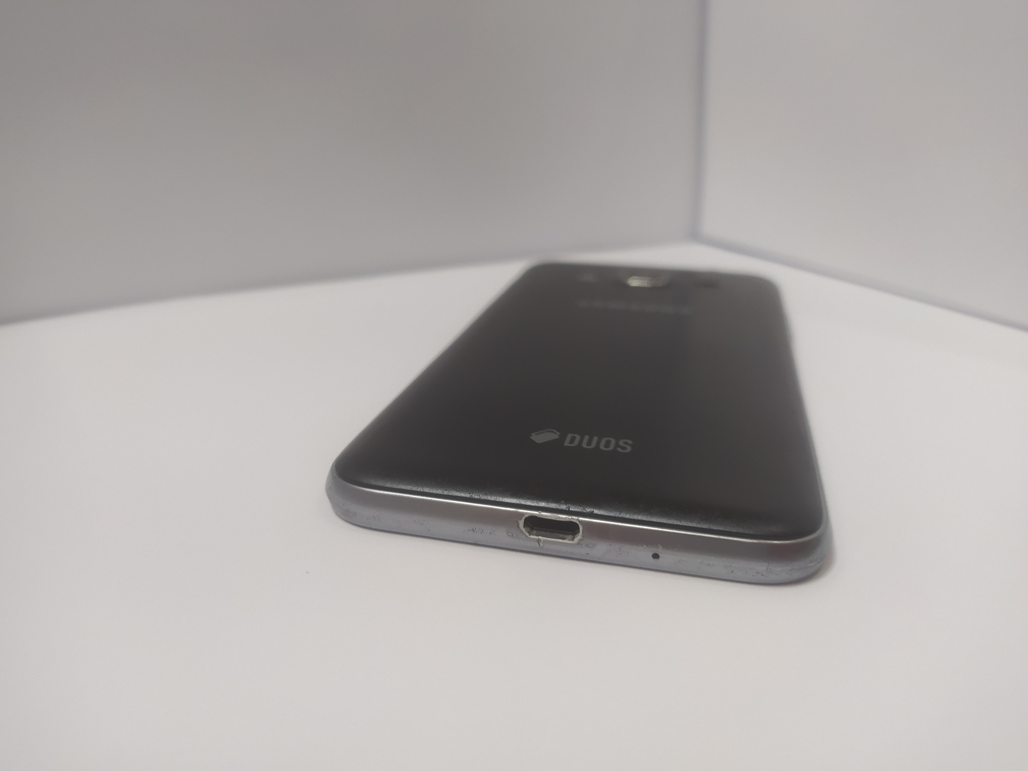 Samsung Galaxy J3 2016 Black (SM-J320HZKD) 1/8Gb 5
