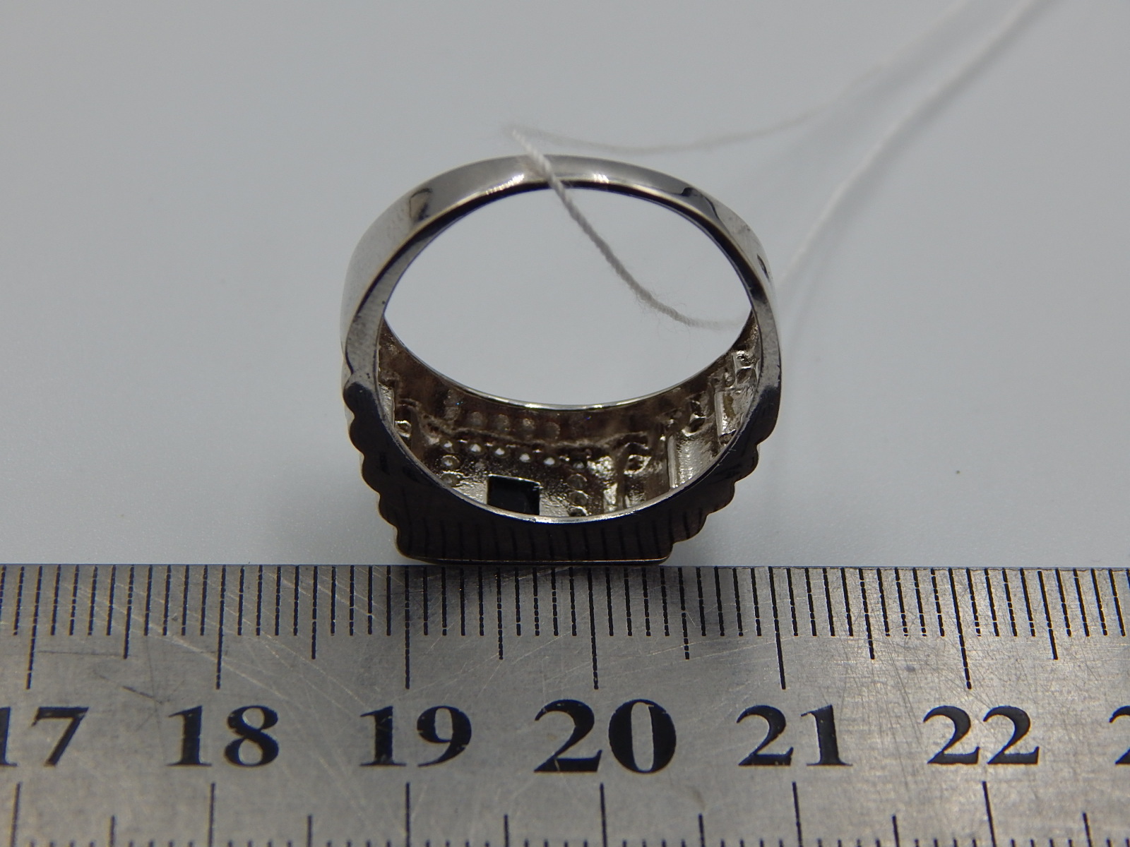 Серебряный перстень с ониксом и цирконием (30829397) 1