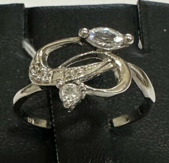 Серебряное кольцо с цирконием (30656588) 0
