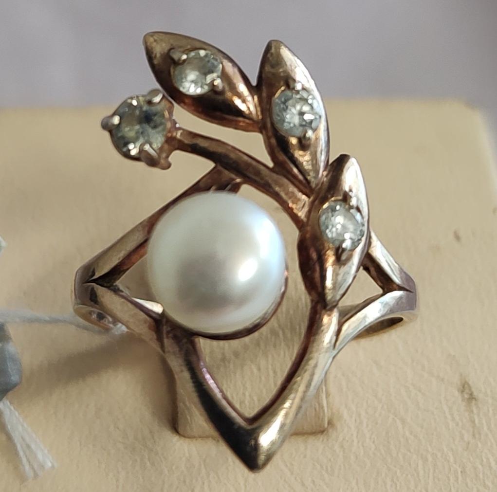 Серебряное кольцо с позолотой, жемчугом и цирконием (33372061) 0