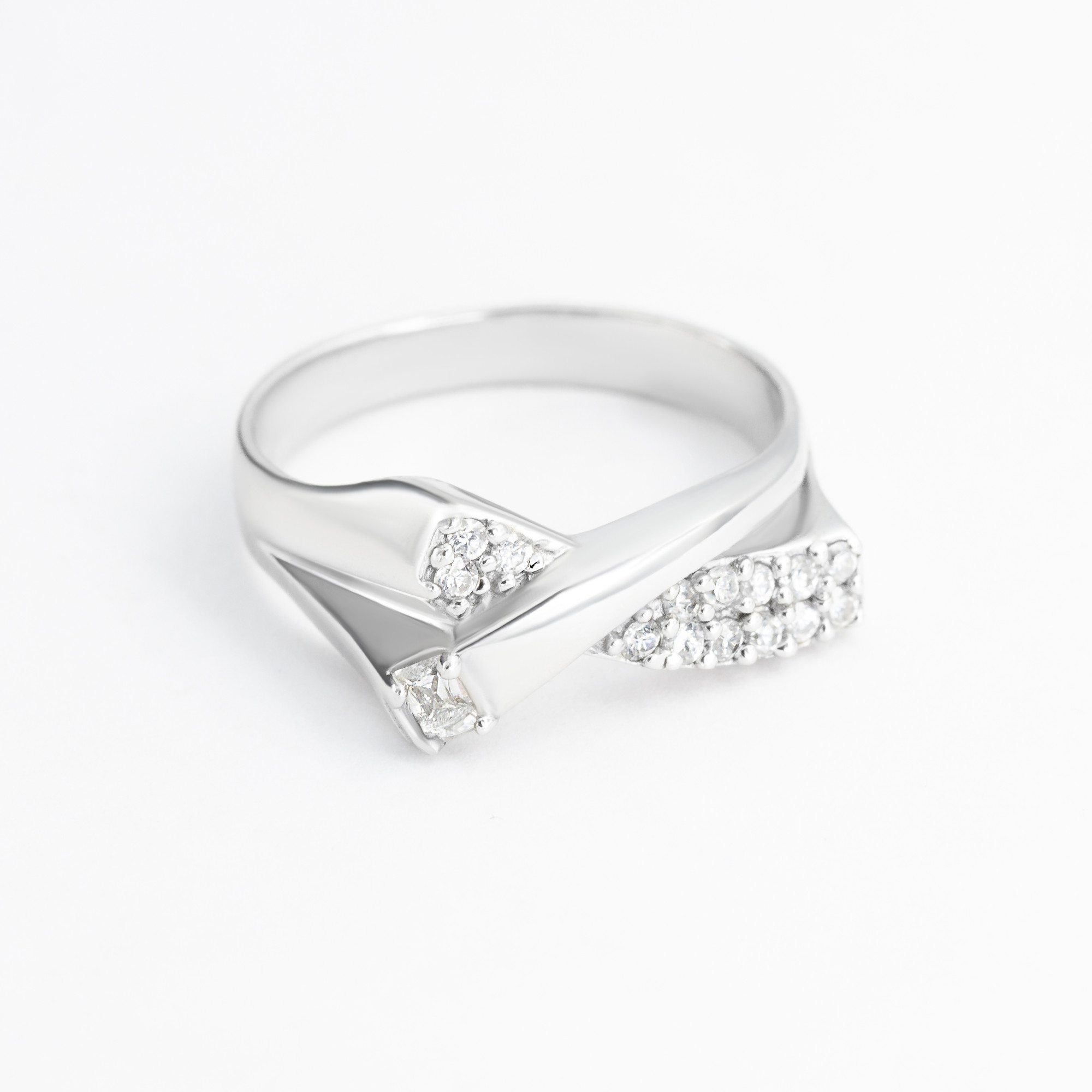 Серебряное кольцо с цирконием (30709299) 0