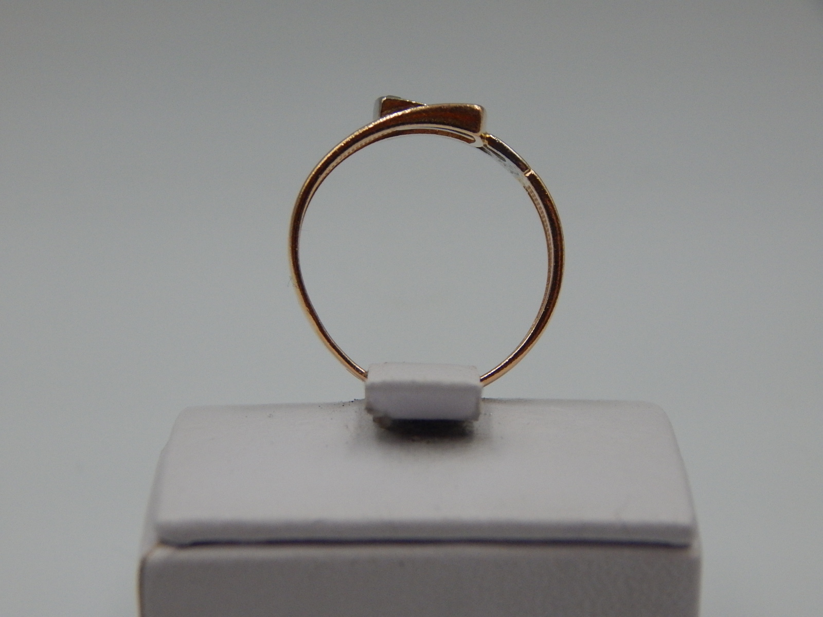Кольцо из красного и белого золота с цирконием (32272364) 4