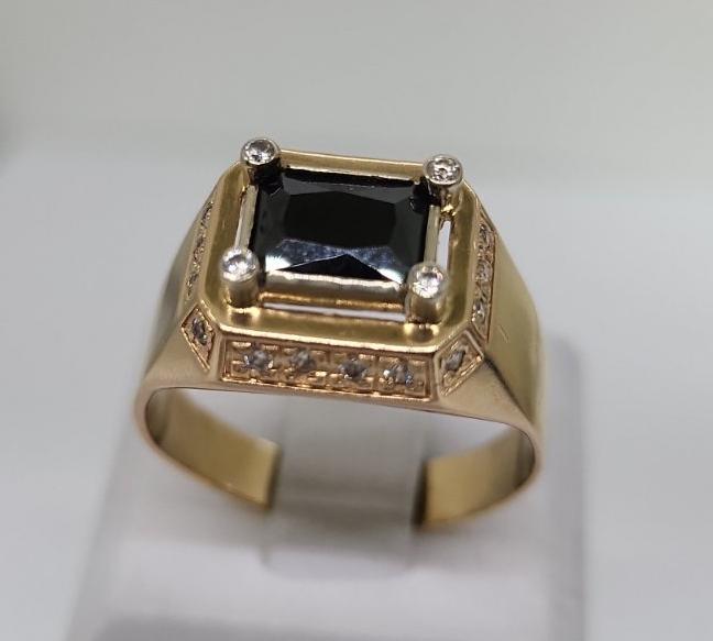 Перстень из красного и белого золота с цирконием и ониксом (33752952) 0