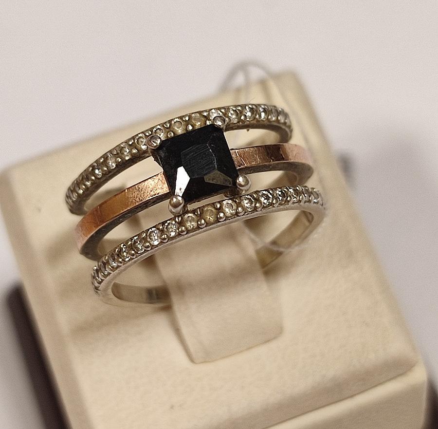 Серебряное кольцо с позолотой, цирконием и ониксом (33723624) 0