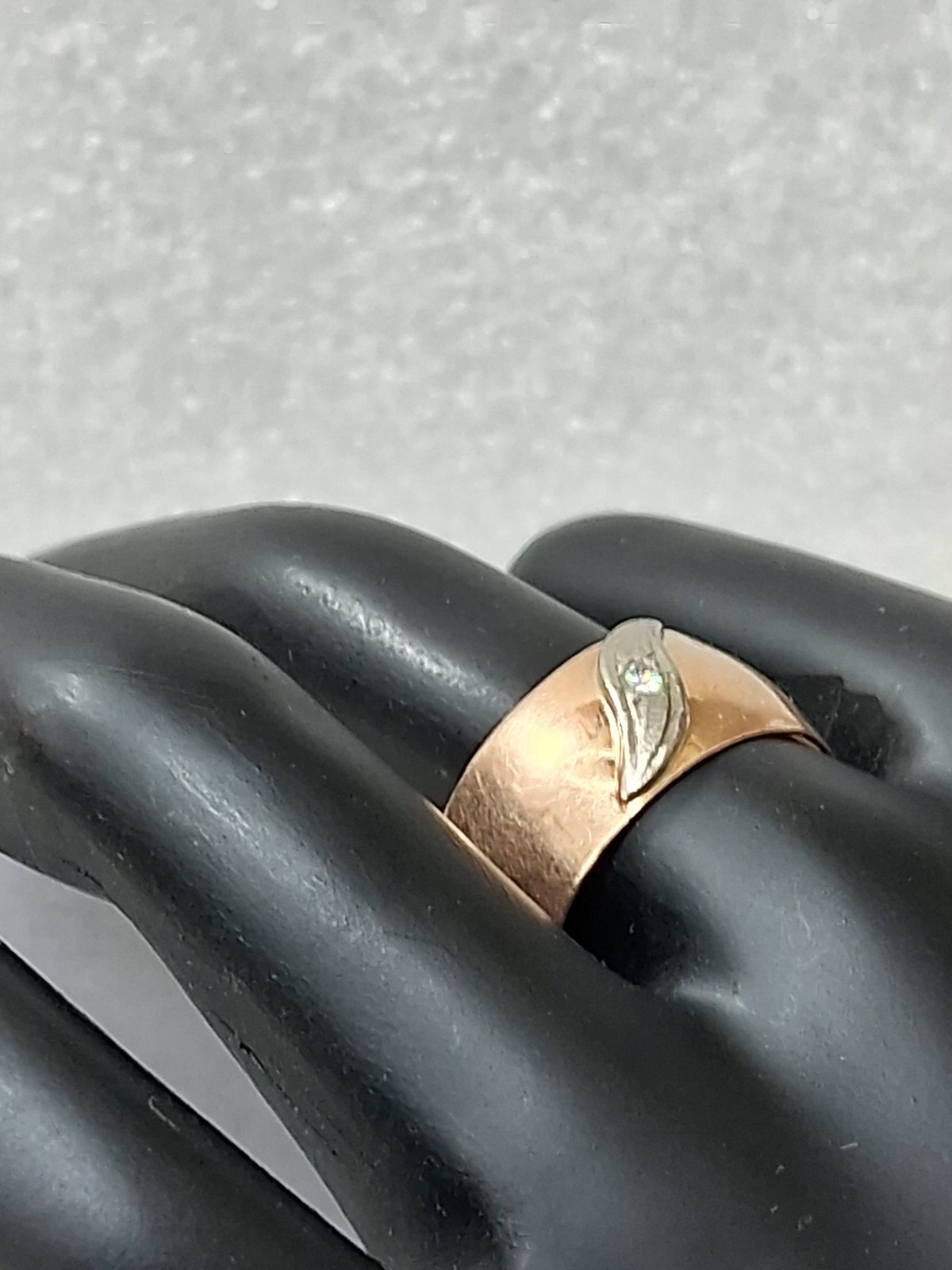 Обручальное кольцо из красного и белого золота с бриллиантом (-ми) (31014223) 7