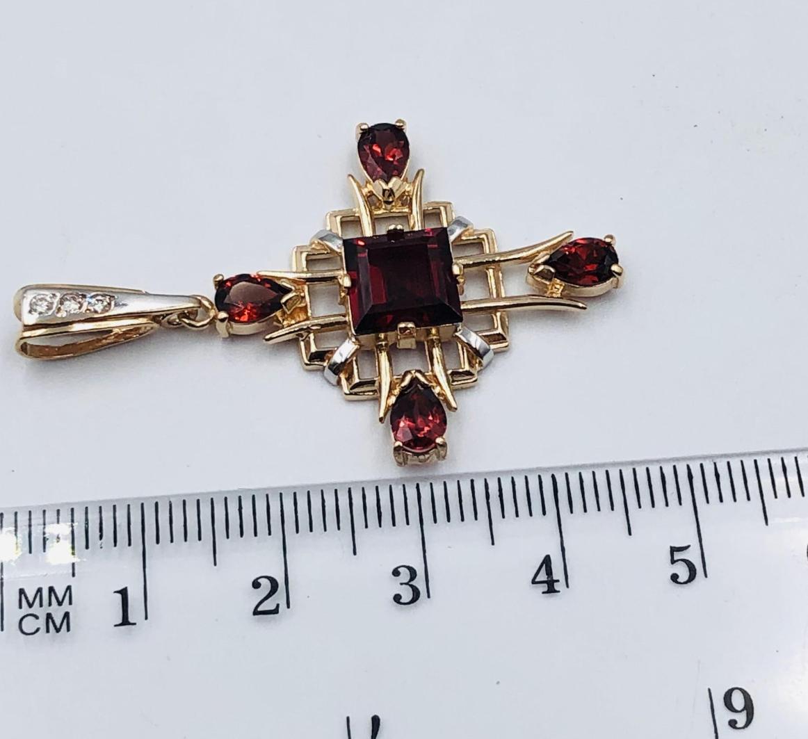 Подвес-крест из красного и белого золота с гранатом и бриллиантом (-ми) (33793122) 1