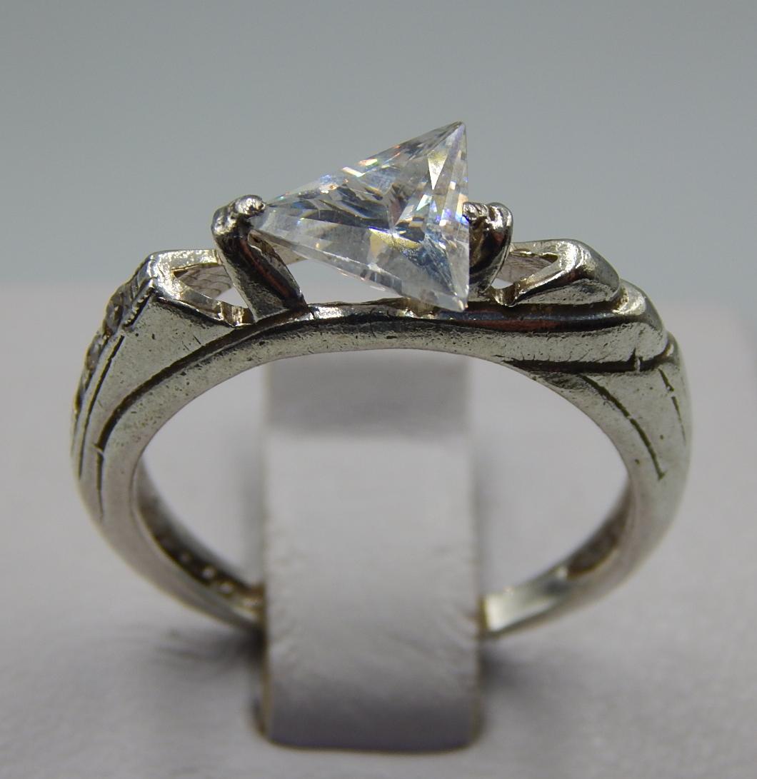 Серебряное кольцо с цирконием (33023878) 0
