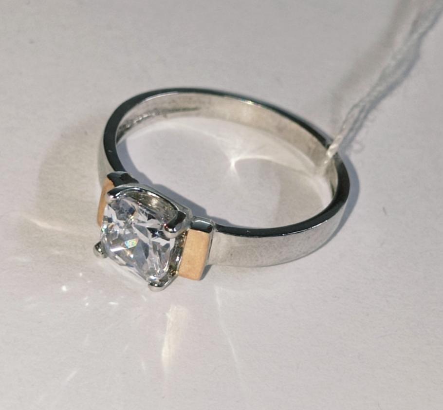 Серебряное кольцо с золотой вставкой и цирконием (25521887) 0