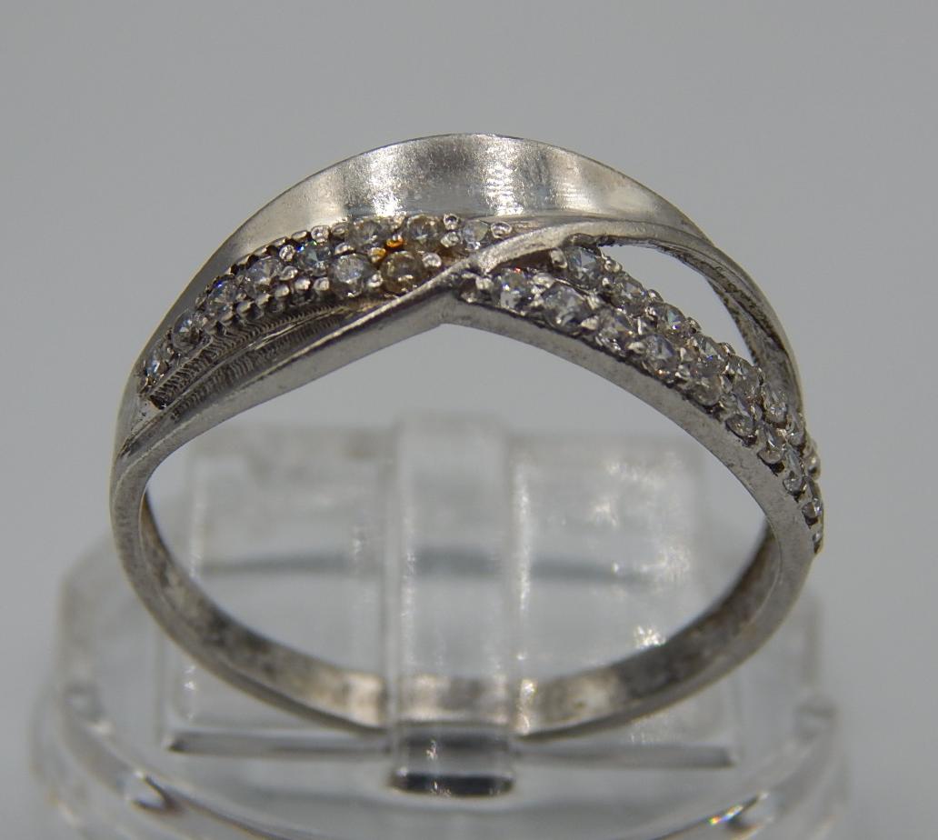 Серебряное кольцо с цирконием (33294925) 0