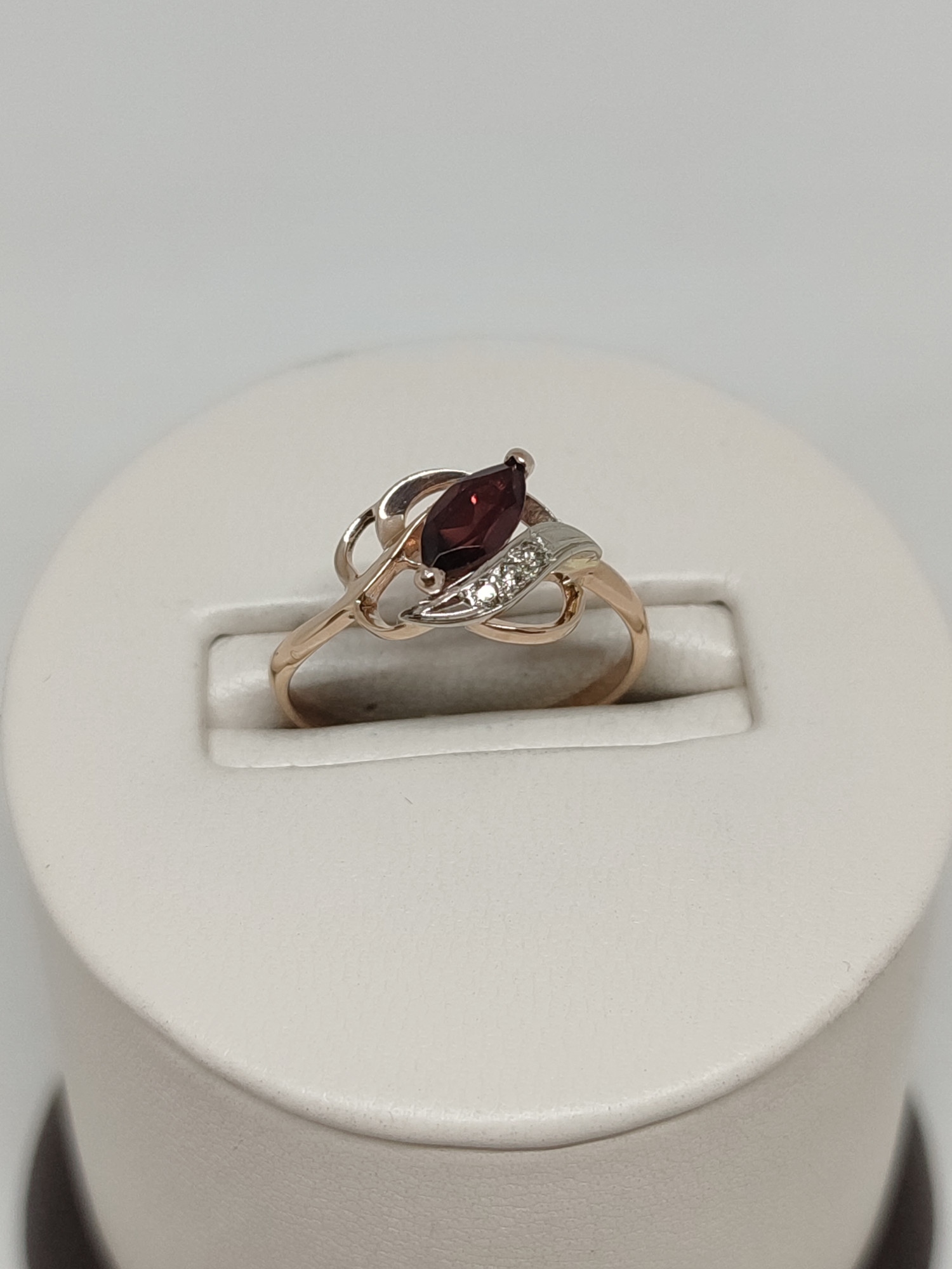 Кольцо из красного и белого золота с гранатом и бриллиантом (-ми) (33163661) 2