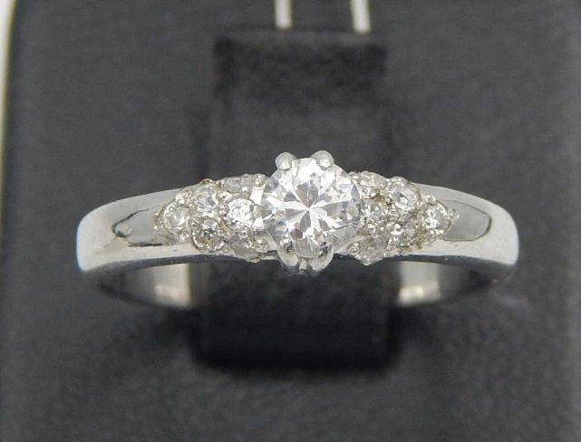 Серебряное кольцо с цирконием (31933351) 0