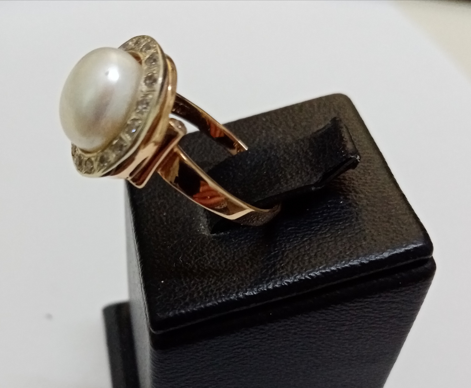 Кольцо из красного и белого золота с жемчугом и цирконием (32037159) 1