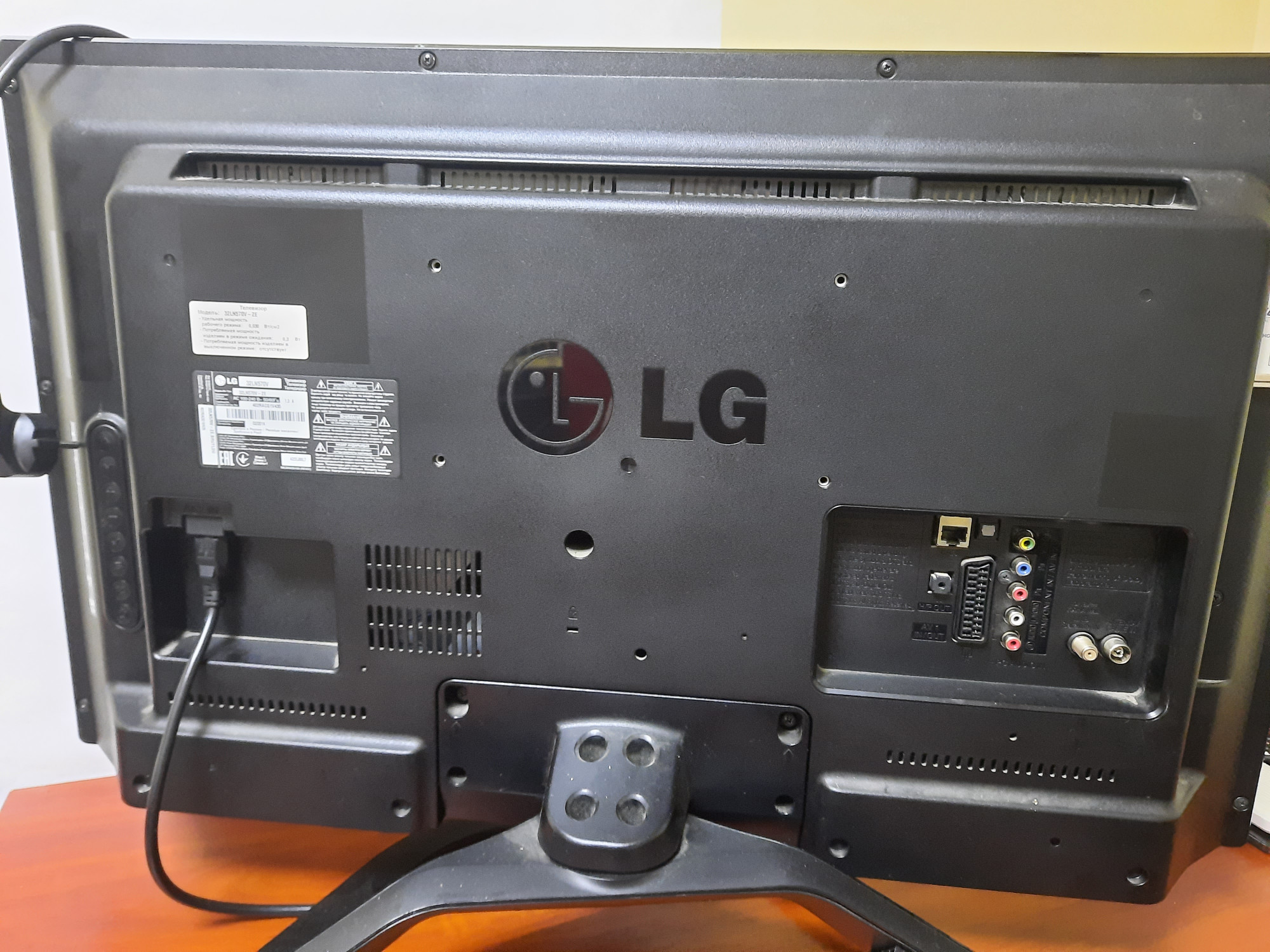 Телевізор LG 32LN570V  2