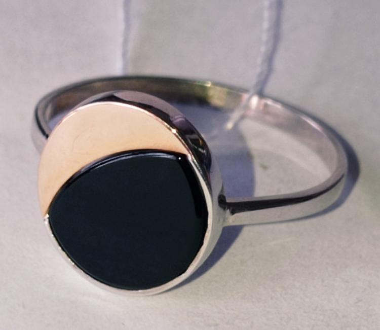 Серебряное кольцо с золотой вставкой и ониксом (28743016) 0