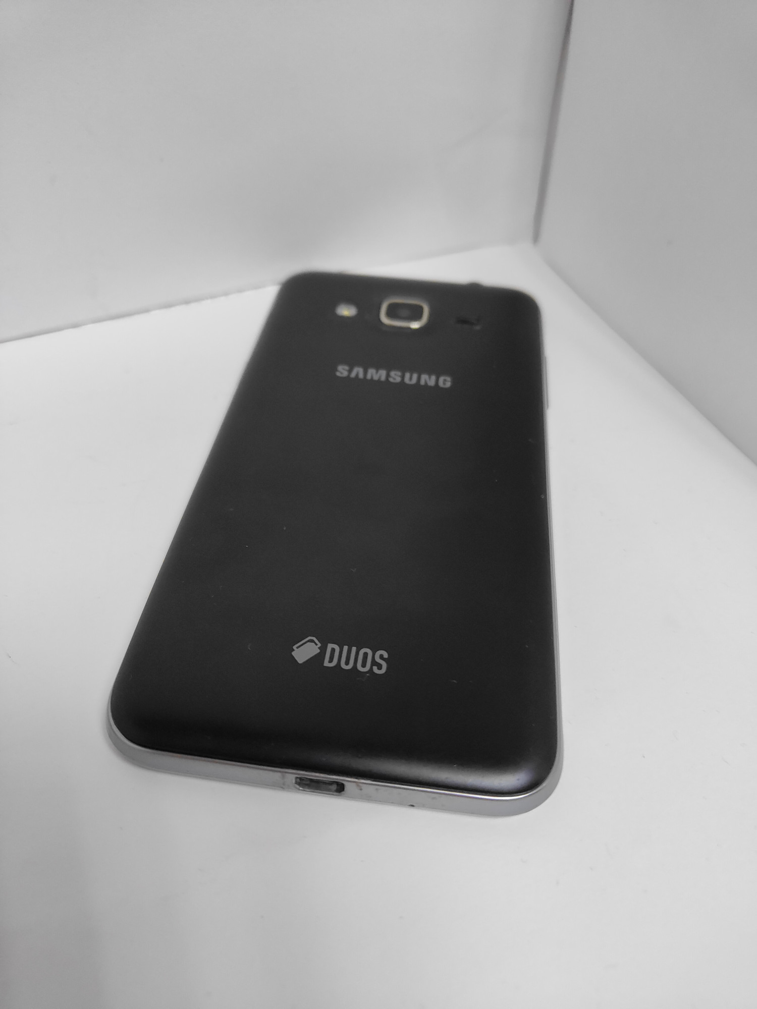 Samsung Galaxy J3 2016 Black (SM-J320HZKD) 1/8Gb  1