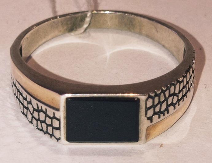 Серебряное кольцо с золотой вставкой и ониксом (27630393) 1
