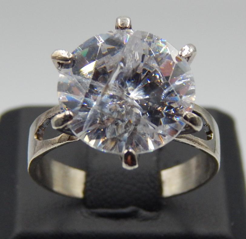 Серебряное кольцо с цирконием (31613026) 0