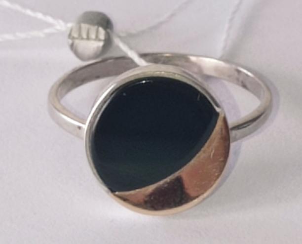Серебряное кольцо с золотой вставкой и ониксом (28743016) 1