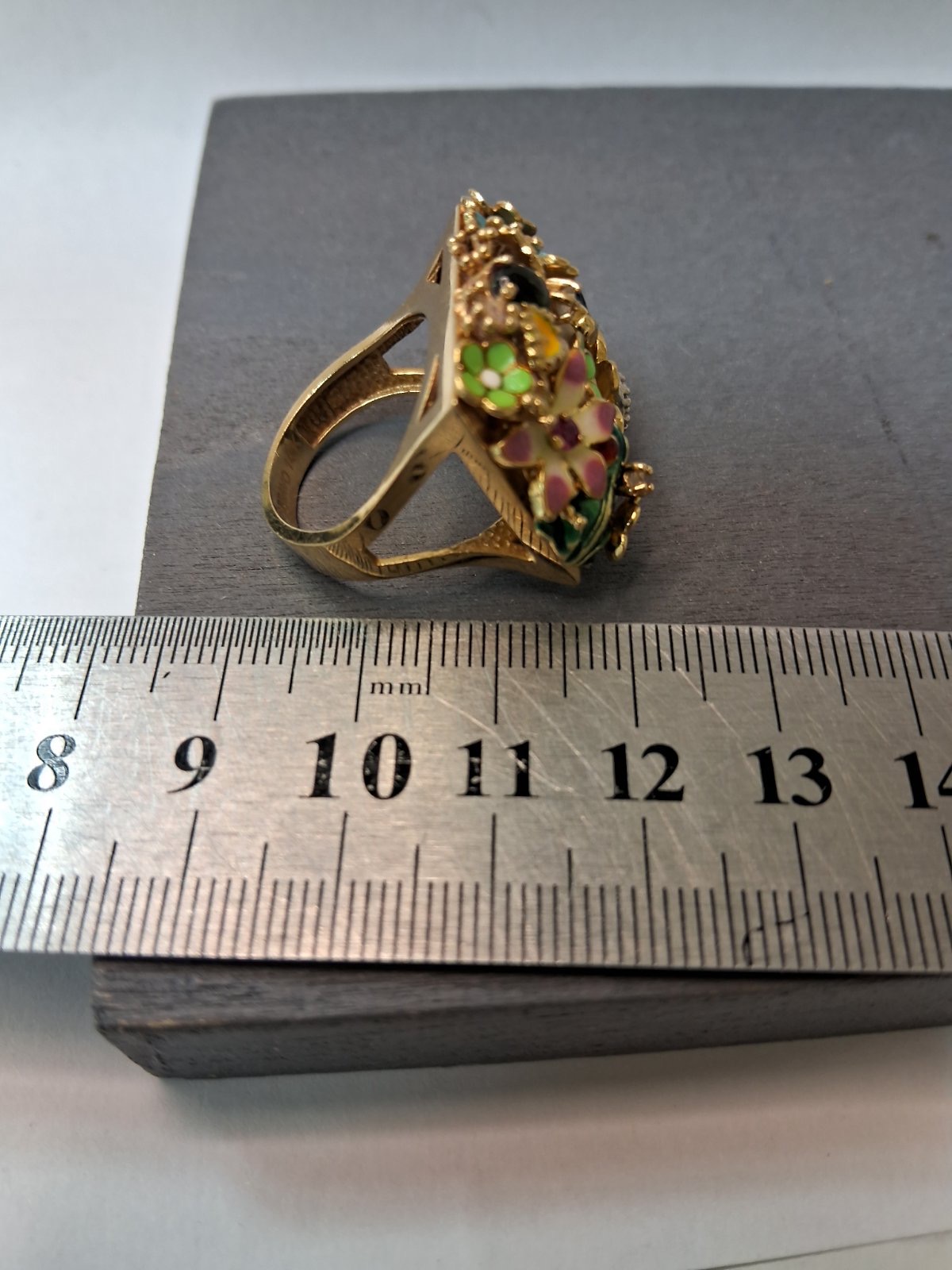 Кольцо из желтого золота с рубином, сапфиром, перидотом, эмалью и бриллиантом (-ми) (31299648) 10