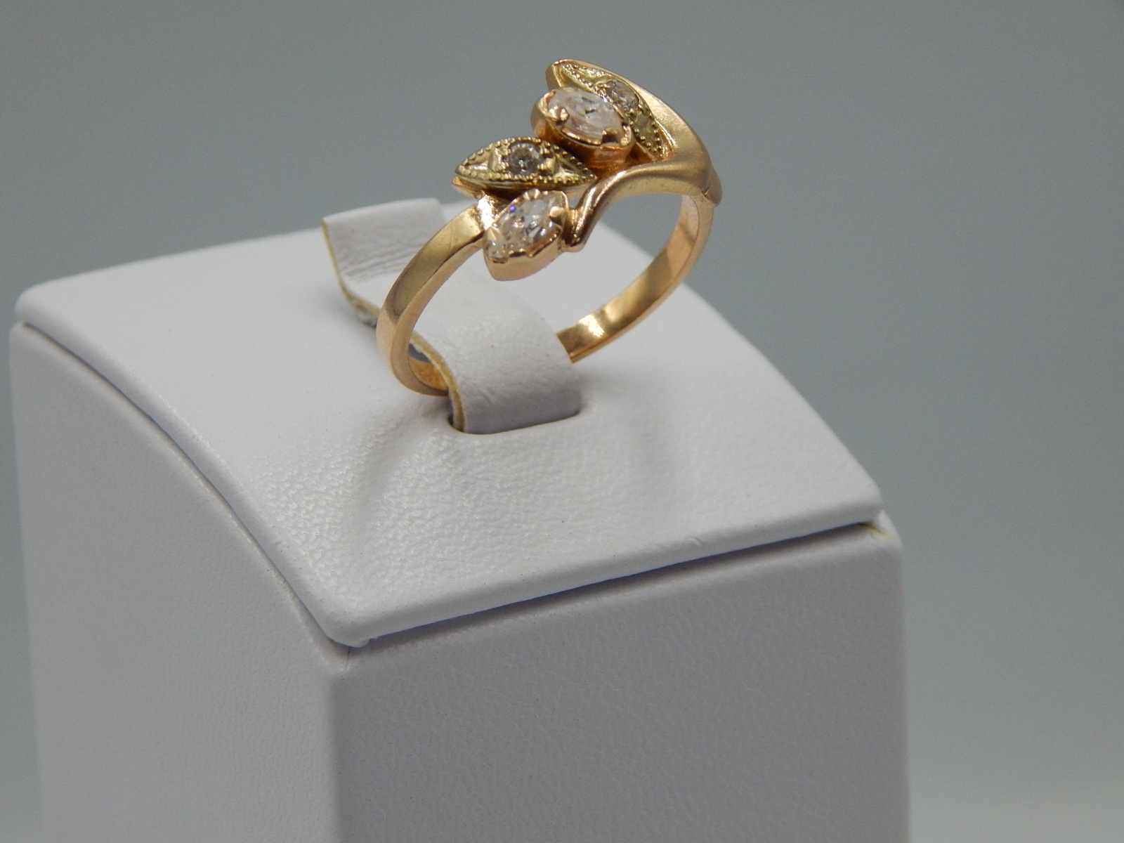 Кольцо из красного и белого золота с цирконием (31044069)  2