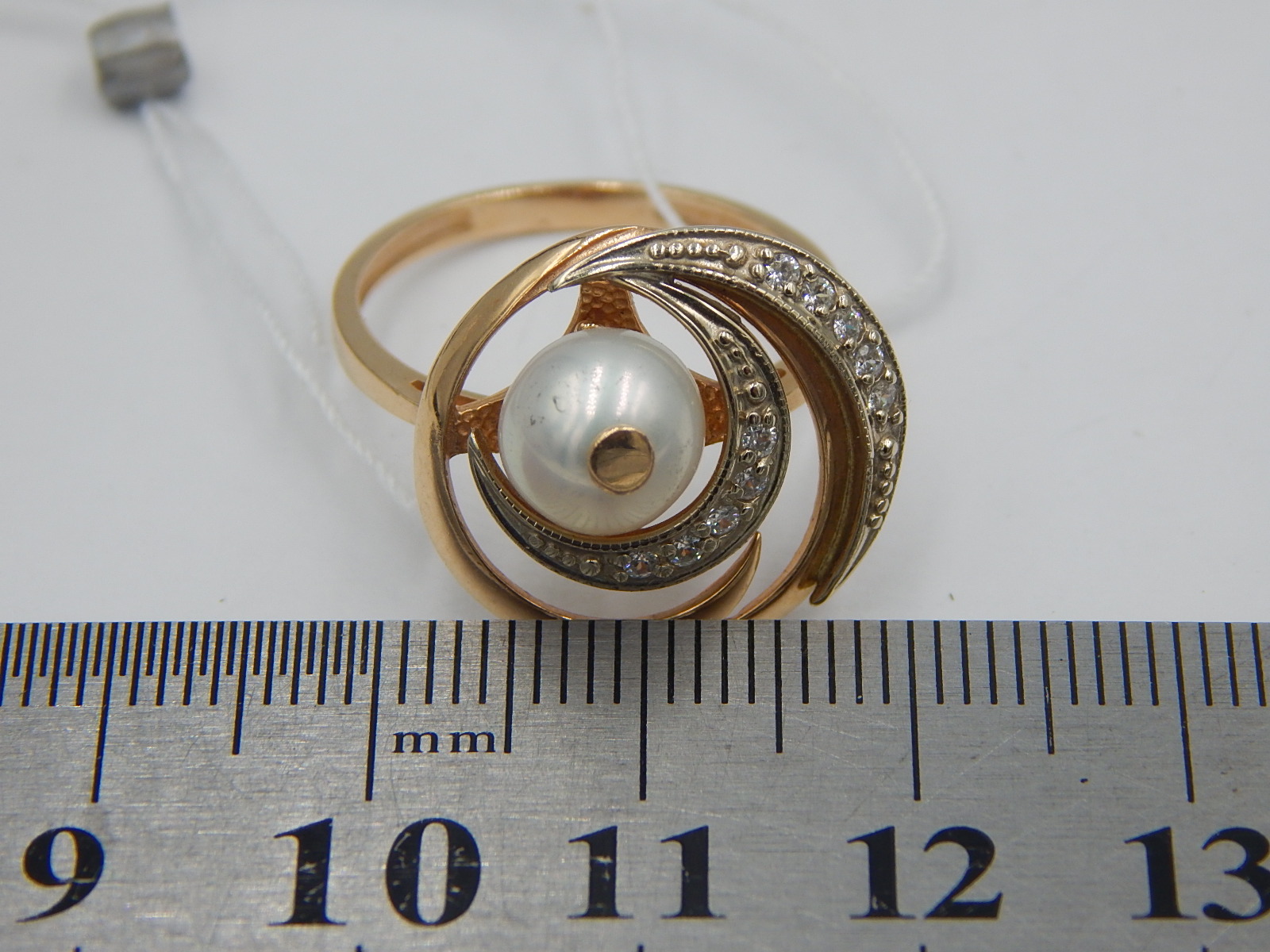 Кольцо из красного и белого золота с жемчугом и цирконием (33647496) 4