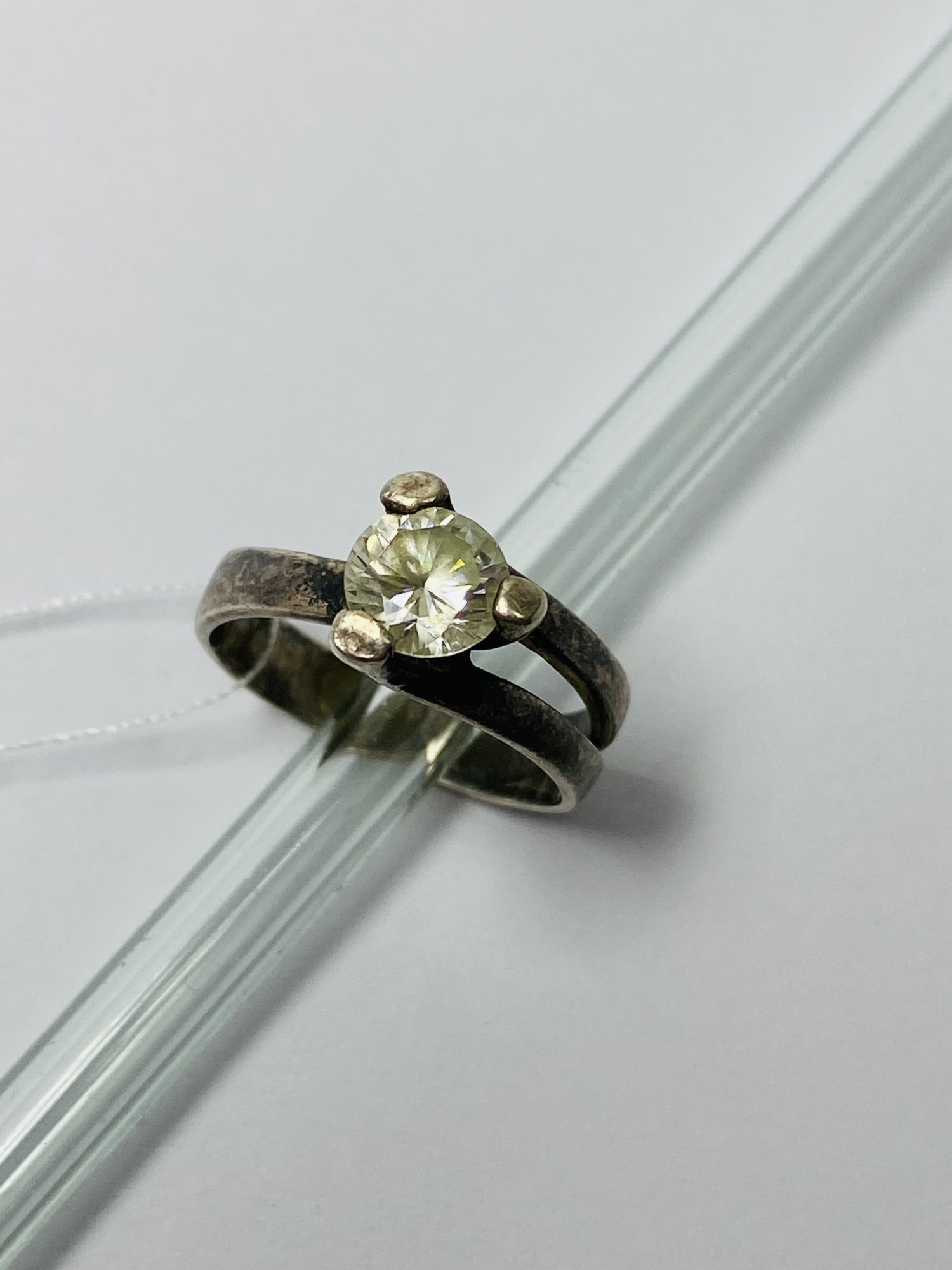 Серебряное кольцо с цирконием (33810920) 1