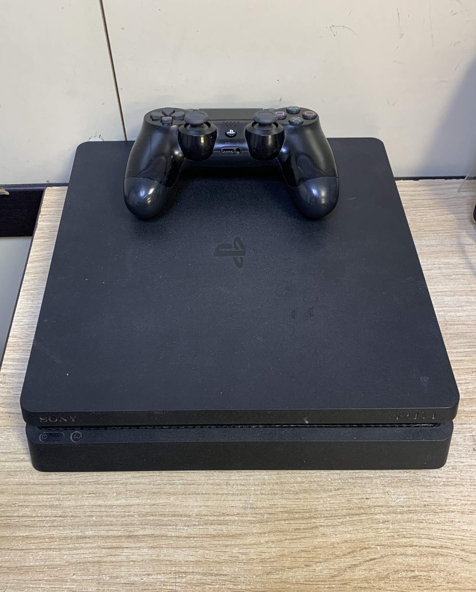 Игровая приставка Sony PlayStation 4 Slim 1000GB 0