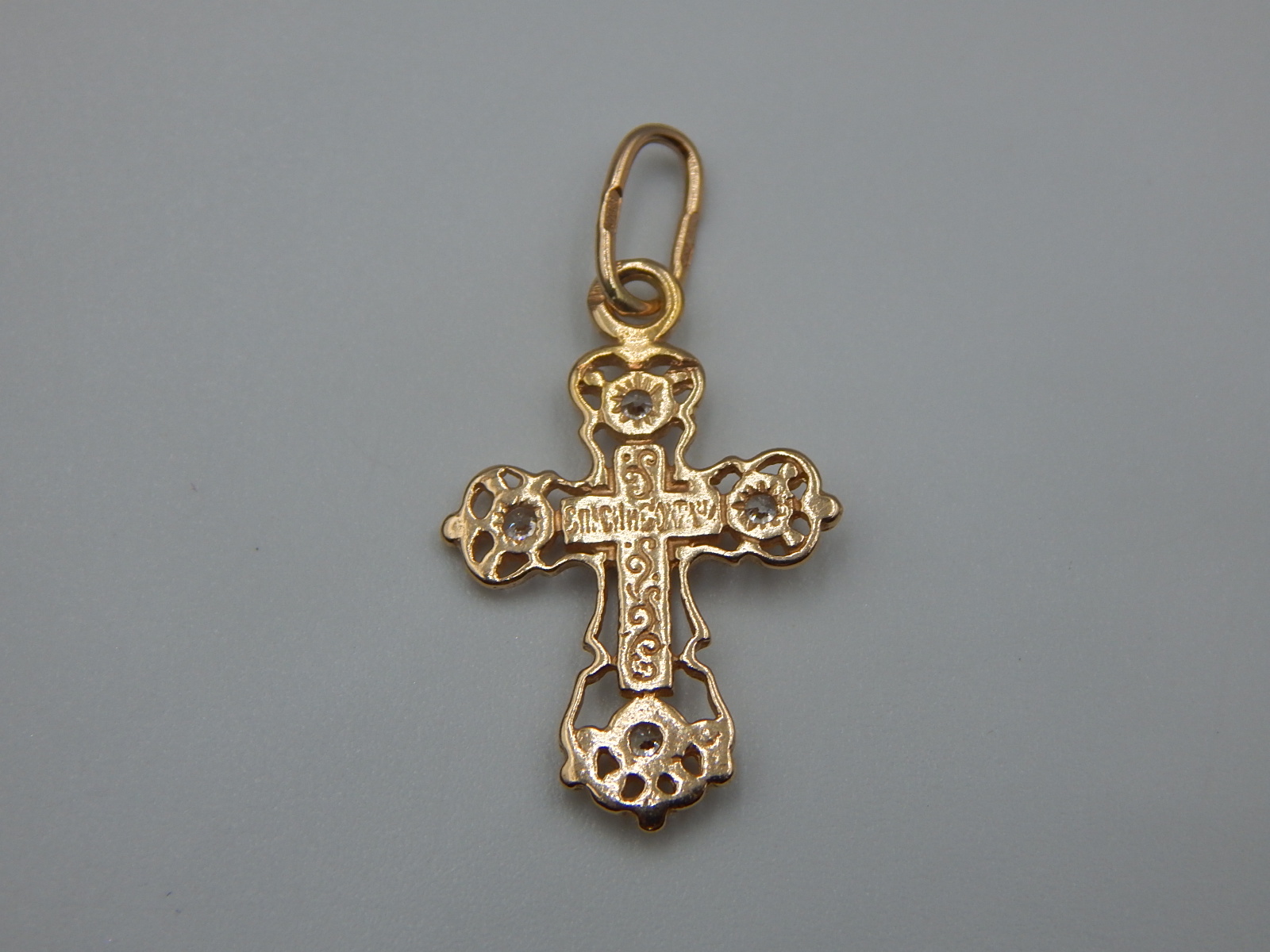 Підвіс-хрест з червоного та білого золота з цирконієм (33931304) 3