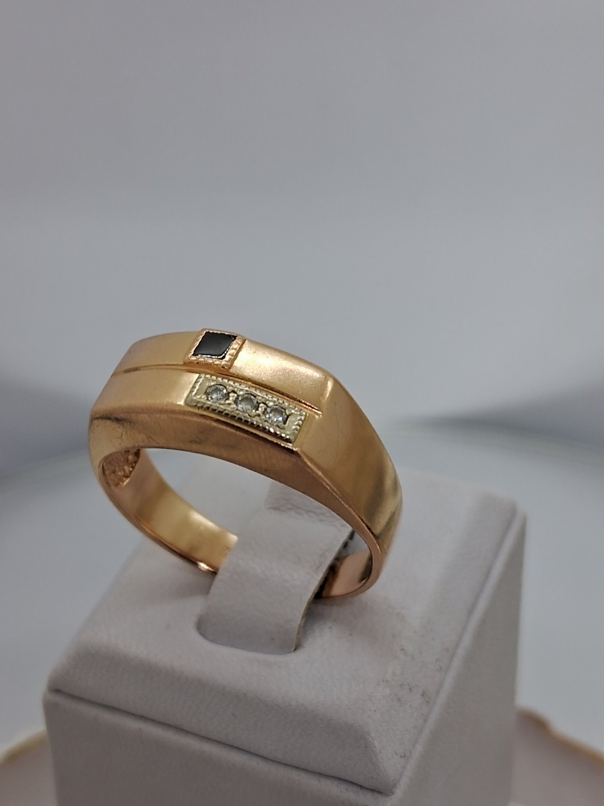 Перстень из красного и белого золота с цирконием и ониксом (33779546)  1