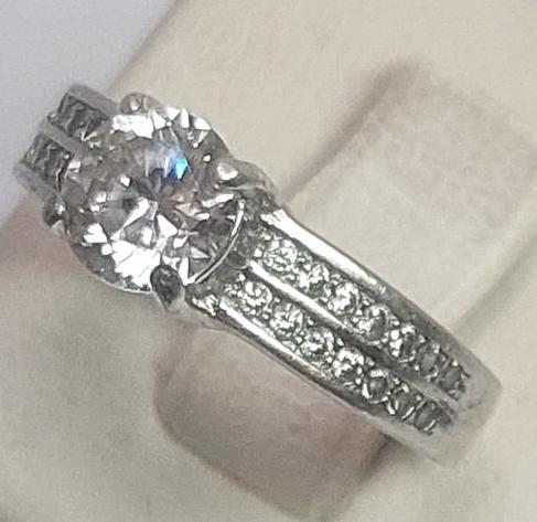 Серебряное кольцо с цирконием (33636199) 1