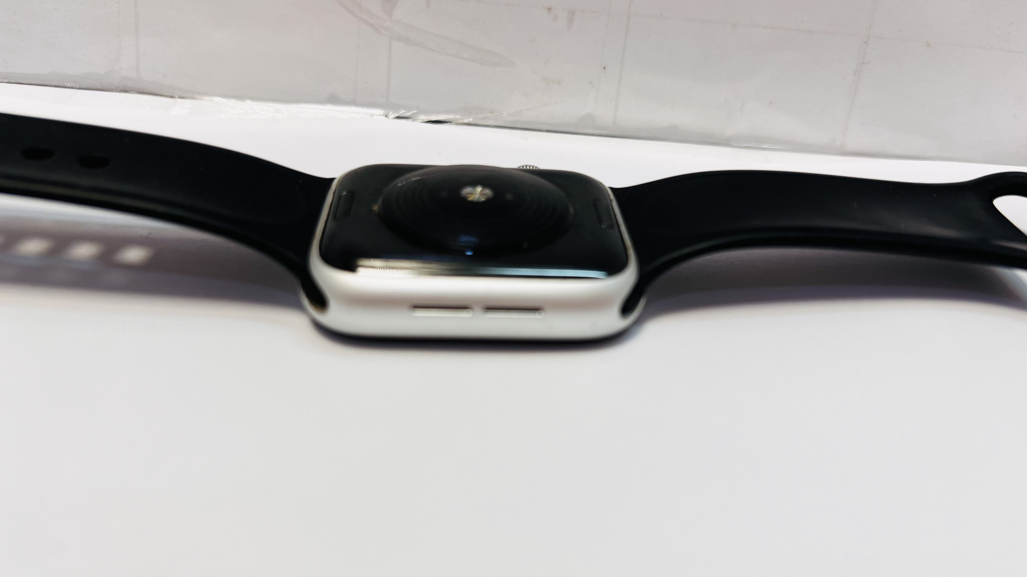Смарт-годинник Apple Watch Nike SE GPS, 44mm Silver Aluminium Case with Pure Platinum/Black Nike Sport Band (MYYH2)  1