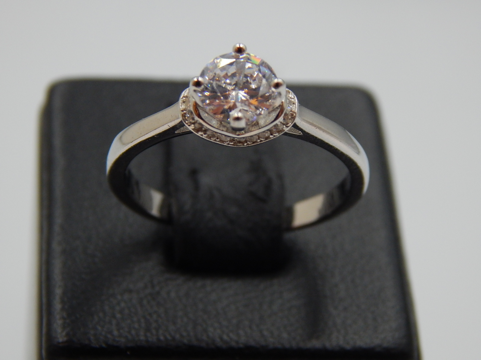 Серебряное кольцо с цирконием (30536669) 0