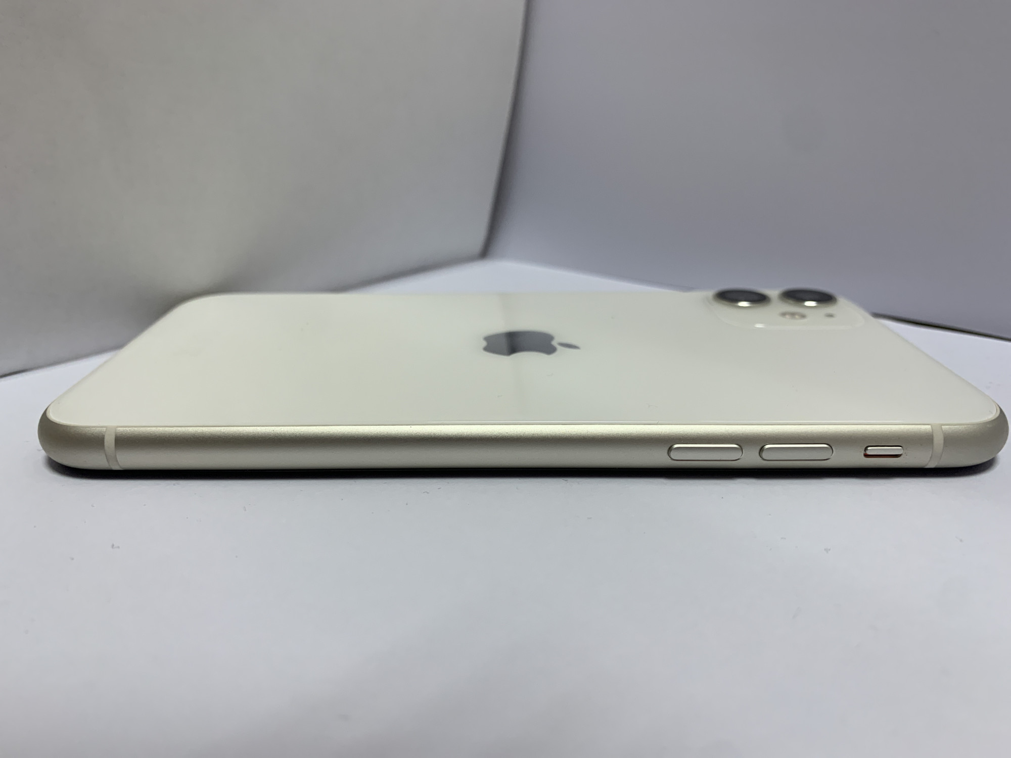 Apple iPhone 11 64GB White 4