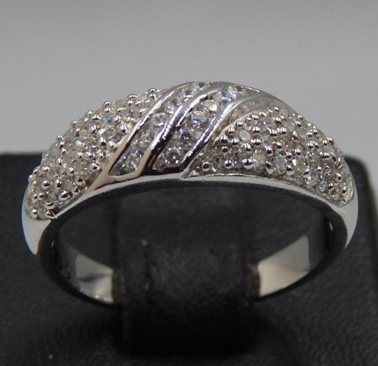 Серебряное кольцо с цирконием (30805677) 0