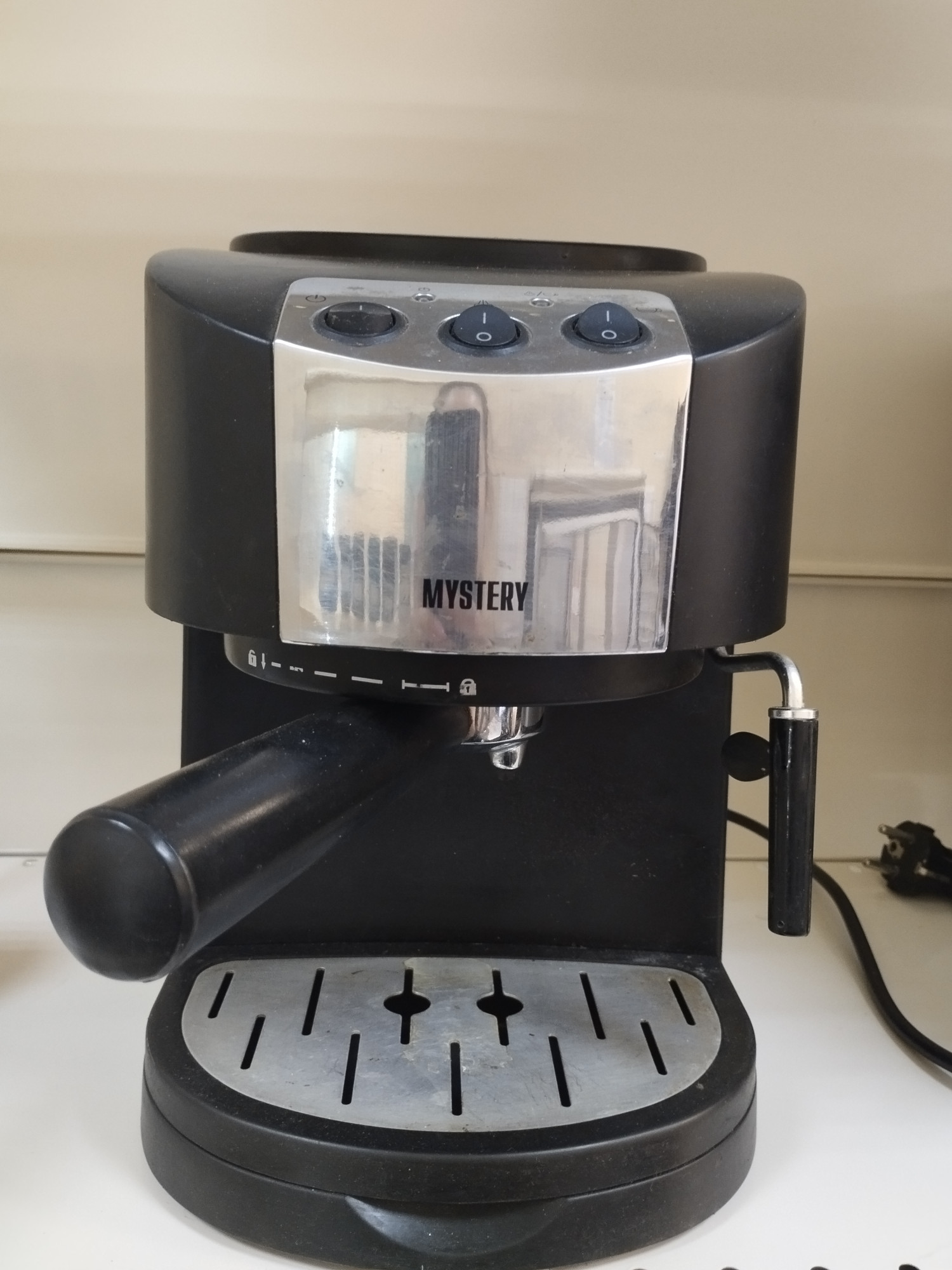Рожковая кофеварка эспрессо Mystery MCB-5120 0