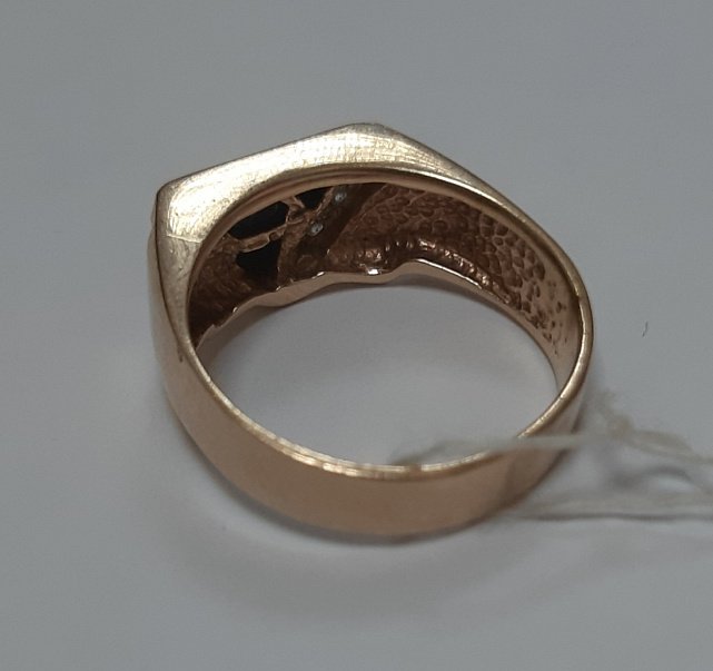 Перстень из красного и белого золота с ониксом и цирконием (31484083) 5