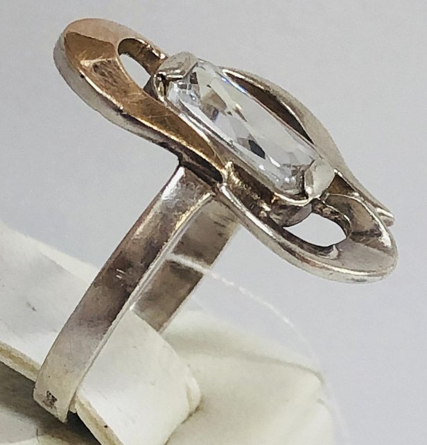 Серебряное кольцо с золотой вставкой и цирконием (33933885) 1