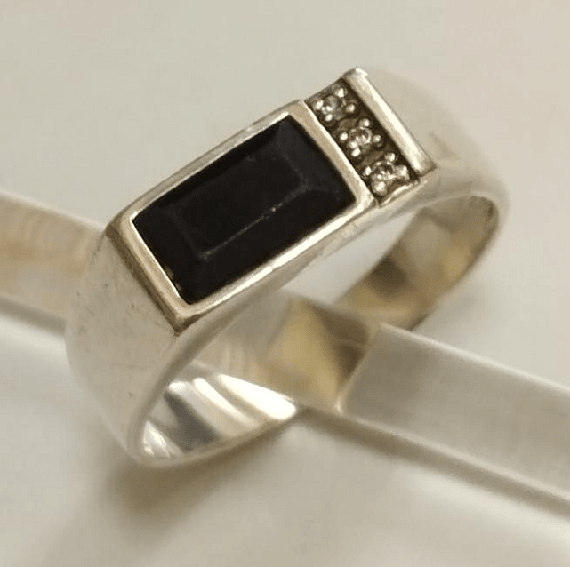 Серебряный перстень с ониксом и цирконием (33481567) 0