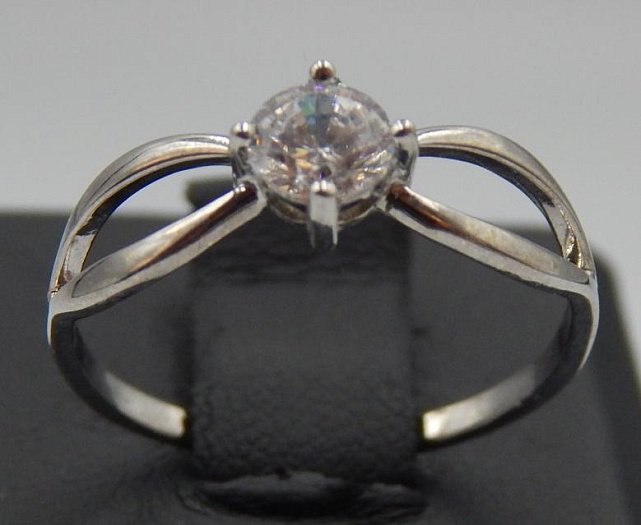 Серебряное кольцо с цирконием (31292172) 0