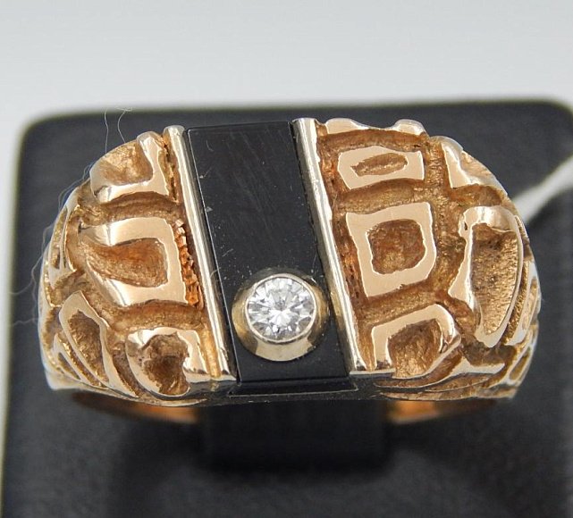 Перстень из красного и белого золота с ониксом и бриллиантом (-ми) (28659973) 0