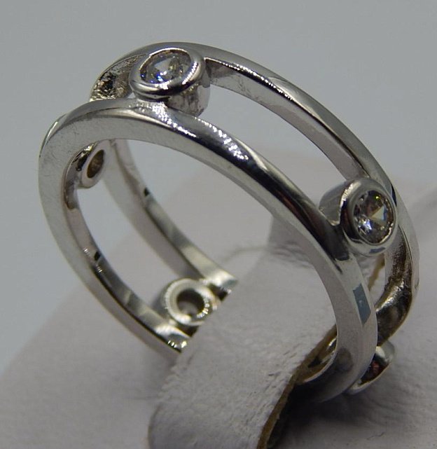 Серебряное кольцо с цирконием (32997132) 0