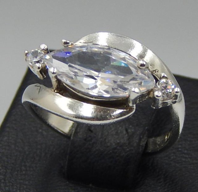 Серебряное кольцо с цирконием (32440667) 1