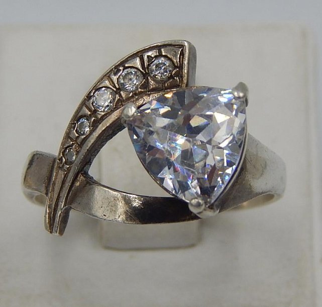 Серебряное кольцо с цирконием (24046246) 1