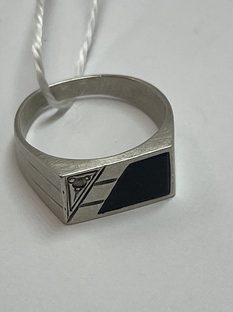 Серебряный перстень с ониксом и цирконием (33627202) 1