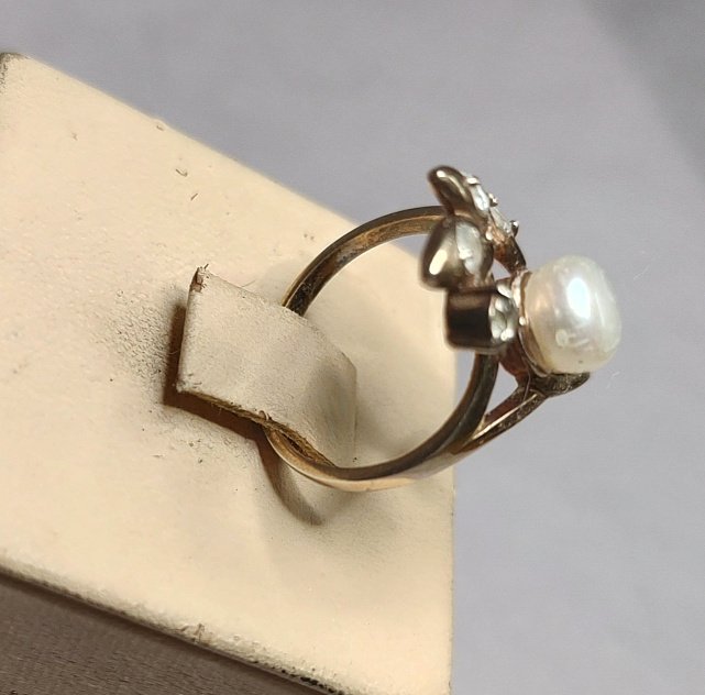 Серебряное кольцо с позолотой, жемчугом и цирконием (33372061) 2