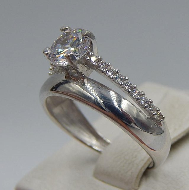 Серебряное кольцо с цирконием (30694599) 1