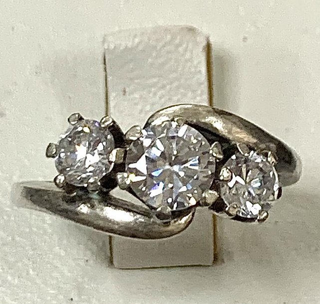Серебряное кольцо с цирконием (33595535) 0